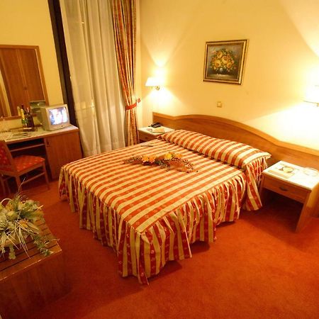 Hotel Dinara ليفنو المظهر الخارجي الصورة