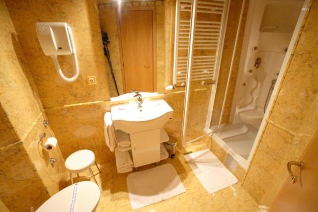 Hotel Dinara ليفنو الغرفة الصورة