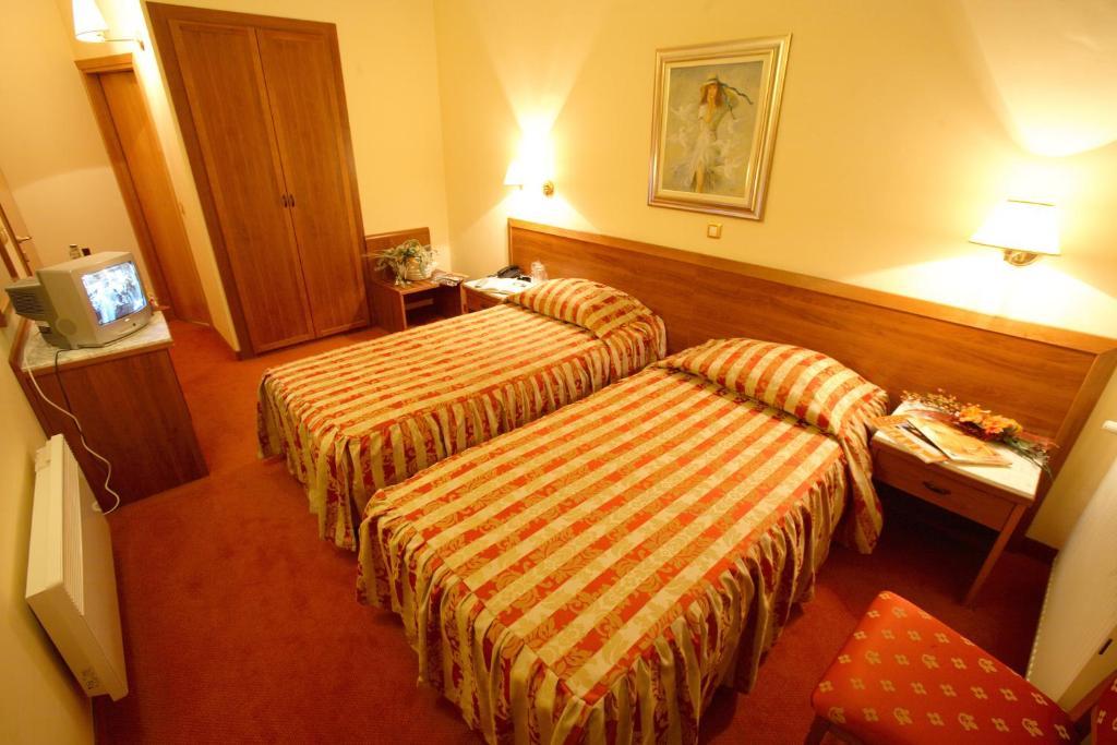 Hotel Dinara ليفنو الغرفة الصورة