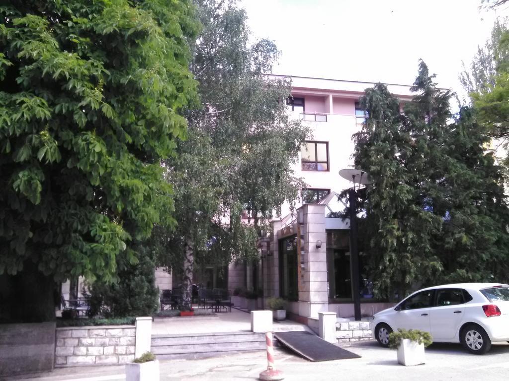 Hotel Dinara ليفنو المظهر الخارجي الصورة